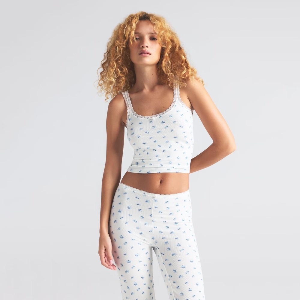 Skims soft lounge lace cami 
Color blue garden print